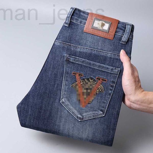 Designer de jeans masculino outono e inverno novo para homens leve luxo versão coreana pés elásticos grossos ajuste fino bordado Medusa U6Z2