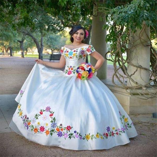 Abiti da quinceanera ricamati bianchi dolci 16 al largo della spalla perline corsetto abiti da ballo di promenade messicani abiti da 15 anni