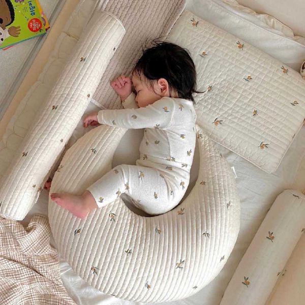 Cuscino/decorativo per bambini collo neonato in posa a forma di luna decorazione per la stanza del paraurti per culla