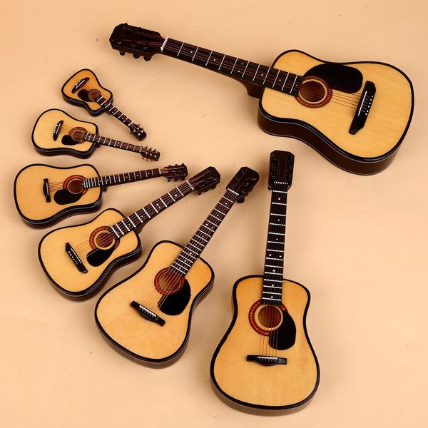 Oggetti decorativi Figurine Mini chitarra classica Modello di chitarra in miniatura in legno Strumento musicale Decorazione per chitarra Decorazione regalo per camera da letto Soggiorno 230629