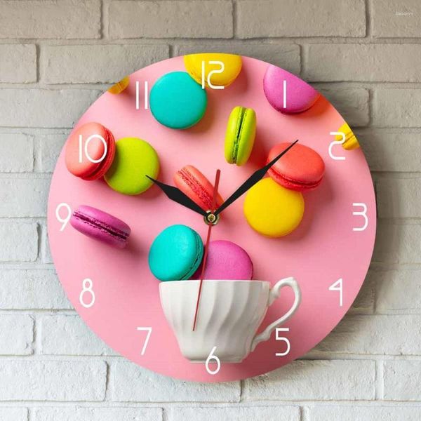 Wanduhren, buntes Macaron-Dessert, bedruckt, Acryl-Hängeuhr mit rosa Hintergrund, Mädchenzimmer-Dekoration, Uhr, süßes Essen-Design