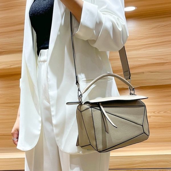 Designer-Tasche, luxuriöse Umhängetasche für Damen, geometrisches Spleiß-Litschi-Muster, vielseitig, klassisch, die Taschen sind leicht, großes Fassungsvermögen, hochwertiges PU für den Pendelverkehr