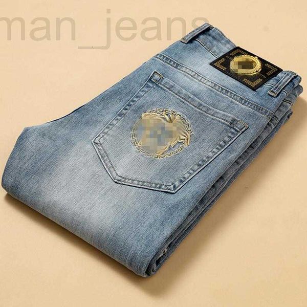 Designer de jeans masculino Entre em jeans masculinos especiais, pés pequenos, algodão justo, nova marca internacional de verão Medusa NLZZ