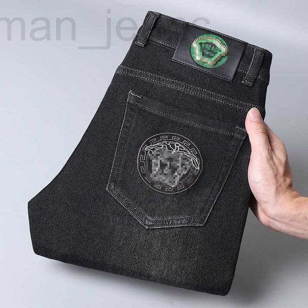 Jeans da uomo firmati Autunno e inverno nuovi jeans da uomo lusso leggero versione coreana spessa elasticizzata piedini sottile cotone elastico fondo asciugamano fascia alta Medusa S7U9