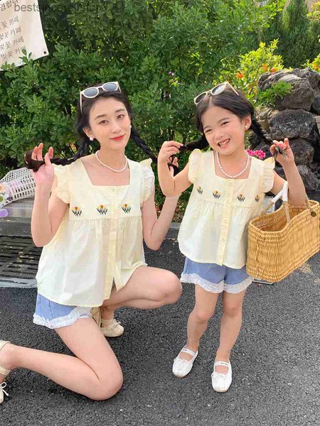 Madre Figlia Set Summer Flying Sleeve Camicia ricamata Jeans in pizzo 2 pezzi Abbigliamento genitore-figlio 1-12 Y Vestiti per ragazze Abiti per bambini L230522