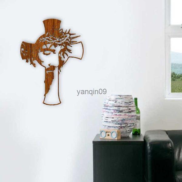 New Cross Christian Wood Wall Art Decorazione artigianale per impiccagioni domestiche Hook Hole Design Wall Art Openwork Carving Religioso in legno L230626