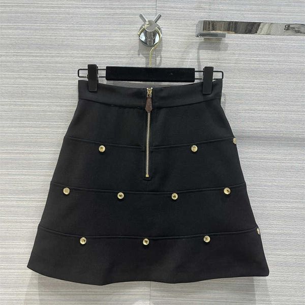 2024 Novo Modelo Saias Mini Saia Verão Sexy Mulheres Saia Preta 99 Poliéster Metal Fivela Studs Design Decorativo Meia Saia Corte Tridimensional Aline Designe