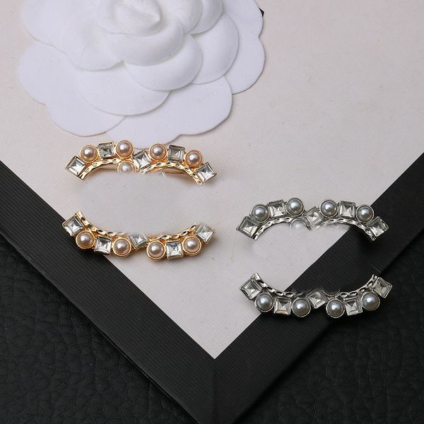 Marke Luxurys Design Diamant Brosche Frauen Kristall Strass Buchstaben Broschen Anzug Pin Mode Schmuck Pullover Kleidung Dekoration Zubehör