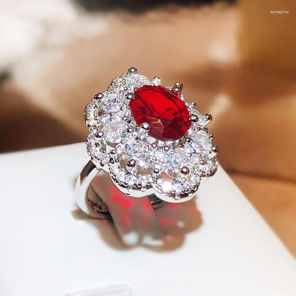 Cluster-Ringe, elegante Damenmode, Edelstein-Blume für Kreativität, eingelegter roter Stein, Sterling-Silber-Verlobungsring, Schmuck