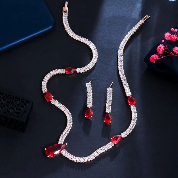 Set di gioielli da sposa CWWZircons Matrimonio nigeriano Bigiotteria africana Regalo Grande zircone rosso cubico Goccia d'acqua Collana placcata oro Orecchini Set T0769 230928