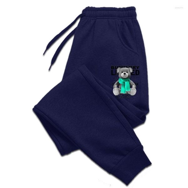 Pantaloni da uomo Orso Kawaii che indossa una sciarpa verde Pantaloni da uomo vintage Culla Harajuku casual traspirante di alta qualità