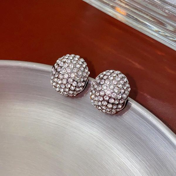 Orecchini pendenti intarsiati con strass a sfera rotonda in metallo per le donne Moda semplice Versatile Stud Sparkle Gioielli di design di lusso