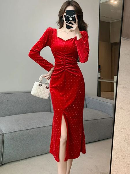 Grundlegende Freizeitkleider Neues Herbst-/Winter-Schwarz-Rot-Samtkleid Für Damen Hot Diamond Mittellanges, schlankes, sexy, geteiltes Kleid, modische Damenbekleidung 2024