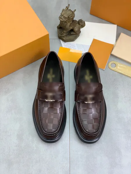 2023 mocassini eleganti da uomo firmati scarpe fibbia argento nero marrone pelle scozzese moda di lusso uomo scarpe da lavoro casual piatto ballo di fine anno scarpa con scatola