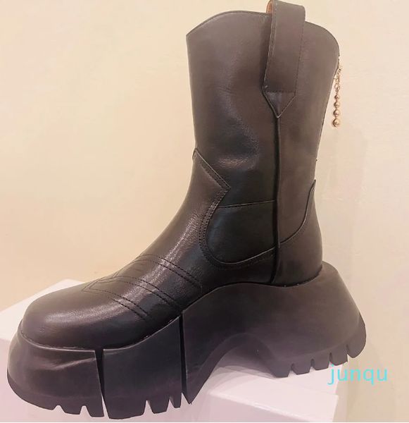 Die Stiefeletten sind aus geschmeidigem Kalbsleder mit einer klobigen Lederlaufsohle in Holzoptik gefertigt. Modische Damen-Markenstiefel im zukunftsweisenden Stil. Lederstiefel Martin Boots