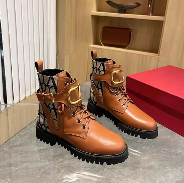 2024 Nova Graphy Martin Botas Preto tecido de couro frisado de borda aberta com acessórios de metal dourado ilhós zíper elegante avant-garde 35-42 caixa de cinto tamanho