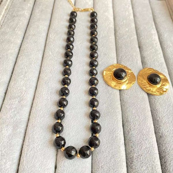 Set di orecchini a bottone con collana lunga vintage medievale con orecchini a bottone in pietra di vetro con bordo increspato, gioielli coordinati per pendolari