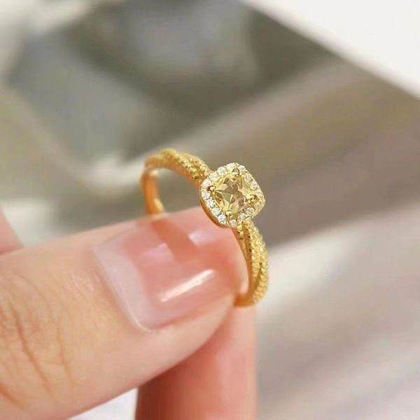 Anel de diamante de cristal amarelo pequeno e popular de Xiaohongshu, design de nicho feminino, anel de estilo inserido, joias de 18k no atacado