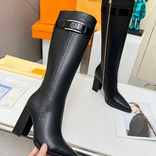 23 Novas botas femininas pontudas de joelho de designer de luxo com letras de metal clássicas e botas de cavaleiro impressas de couro genuíno com sola grande e sem deslizamento com zíper para mulheres botas de salto alto