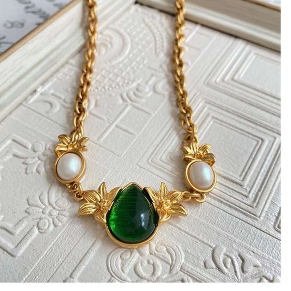 Il modello Vintage in 'Qing Dai' è una collana con pendente in vetro a forma di goccia d'acqua intagliata, semplice e alla moda