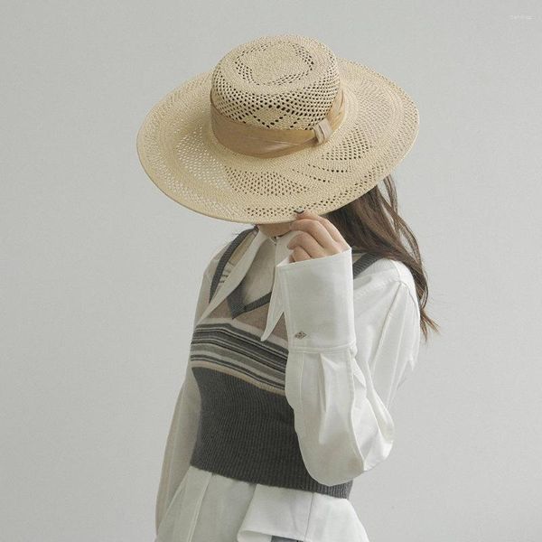 Geniş Memul Şapkalar Lüks Tasarım Straw Hat Fashion Boş Zamanlı İçi Boş El Örgülü Şerit Yay Büyük Saçaklar Düz Açık Hava Elegance Güneşlik