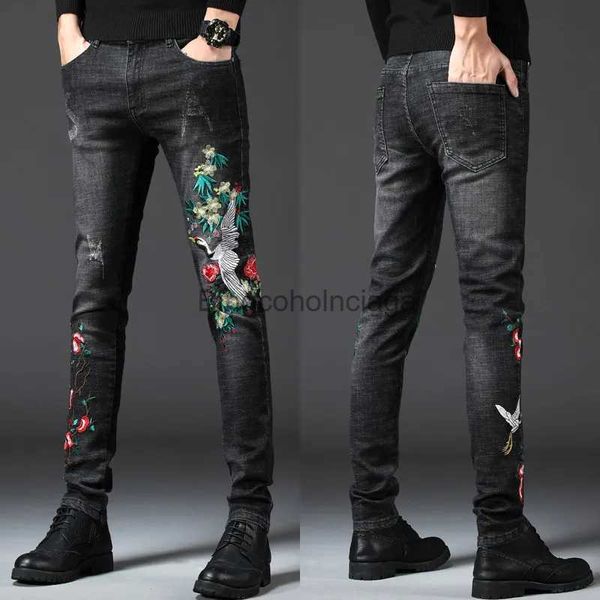 Jeans da uomo Jeans da uomo con gru a corona rossa ricamati con fiori ricamati pantaloni in denim dimagranti pantaloni casual da uomo graffiati jeans neriL231003