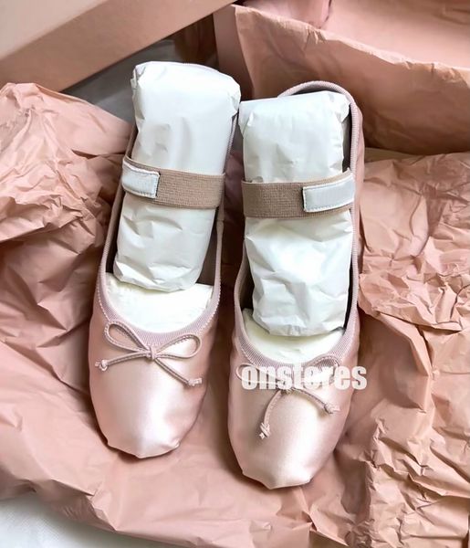 Tasarımcı Miui Miui Paris Ballet Flats Profesyonel Miu Miu Dans Ayakkabıları Saten Balerin MM Platform Bowknot Sığ Ağız Tek Ayakkabı Kadınlar İçin Flat Sandalet