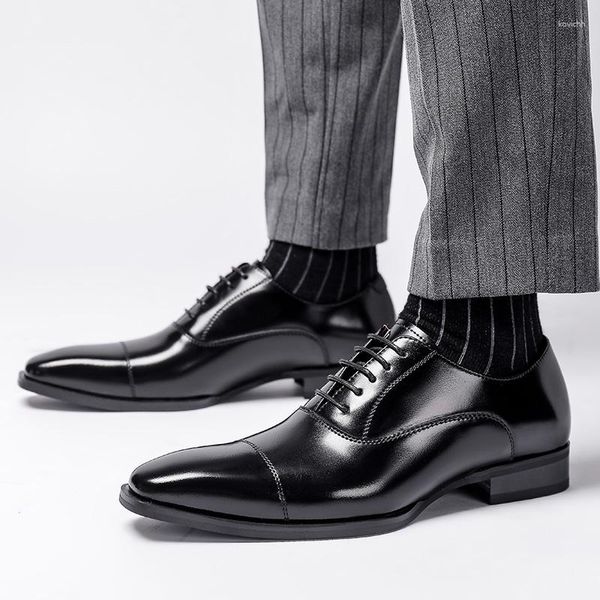 Scarpe eleganti 2023 Uomo di alta qualità Casual Nero Gentiluomo Mocassini formali in pelle di mucca Business Oxford da sposa Lusso italiano