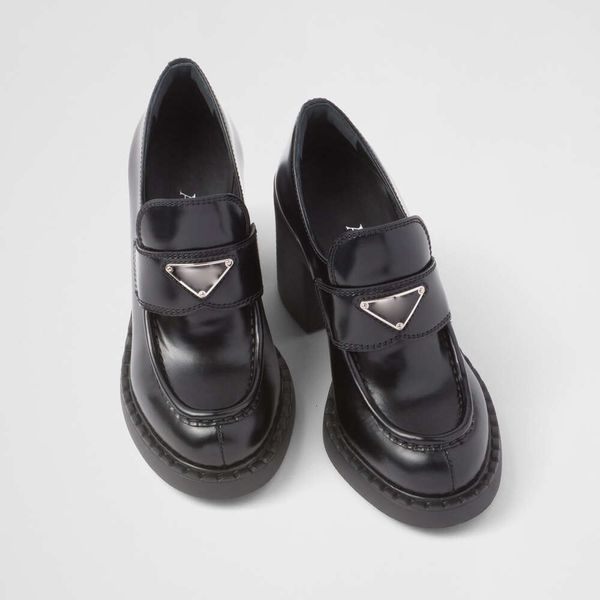 Designer-Damen-High-Heels-Loafer-Schuhe mit Dreieck-Schnürung und Schnalle, lässige Damen-Arbeitsschuhe mit hohen Absätzen in Schwarz, dicke Plateau-Lederschuhe mit dicken Absätzen