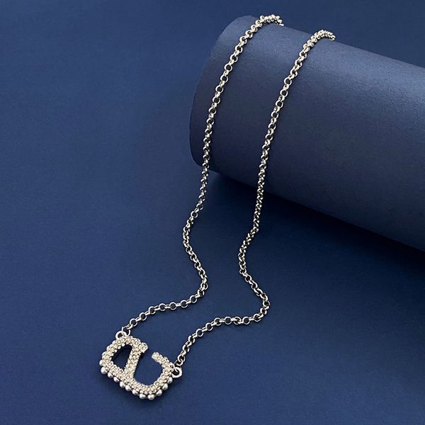Charme de luxo feminino jóias colar de prata logotipo retângulo incrustado com pérola diamante design moda minimalista designer elegante e magnífico senhora pingente