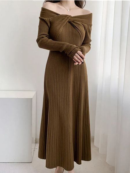 Grundlegende Freizeitkleider Französisch Elegant One Shoulder Twisted Design Strickkleid Damen Winter V-Ausschnitt Big Swing Temperament Lange Pullover Kleider 2024