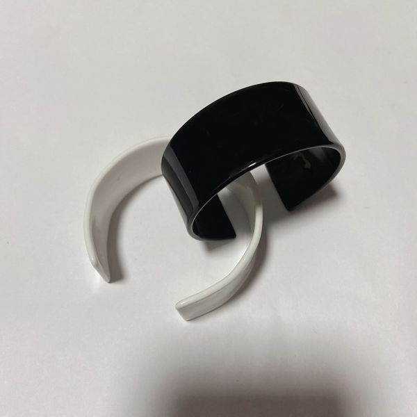 Presentes de festa moda simples preto e branco acrílico letras de rosto largo pulseiras corrente de mão acessórios de pulseira populares em países europeus e americanos