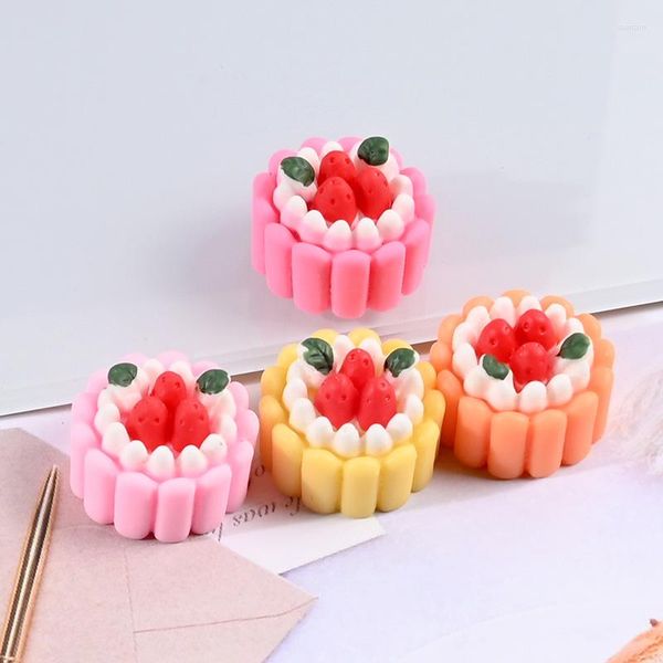 Dekoratif Figürinler 5 PCS Simülasyon Mini Krem Çilek Küçük Kek Kawaii Reçine Sahte Tatlı Bebek Evi Dekorasyon Telefon Kılıfı