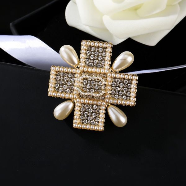 20style Heißer Verkauf Klassische Mode Luxus Marke Designer Buchstabe C Pins Broschen Kristall Perle Brosche Anzug Pin Hochzeit Party Schmuck Zubehör Geschenk kanal ax41h