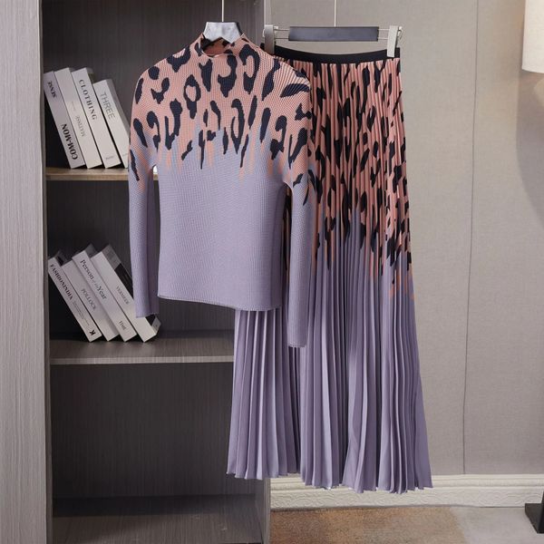 Abito a due pezzi Moda Set a due pezzi per le donne Autunno Nuovo Leopardo stampato stretch Miyake Top a pieghe e gonna lunga a-line con grande swing 2024