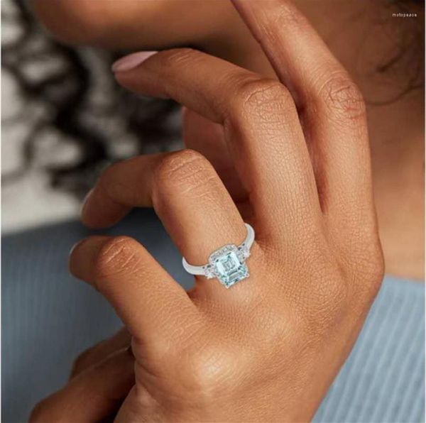 Anéis de cluster Europeu e americano jóias incrustadas com luz mar azul cristal simples moda anel internet celebridade atacado