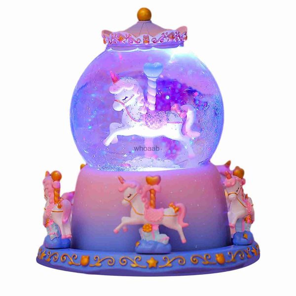 Suprimentos de brinquedos de Natal Caixa de música de resina com flocos de neve luminosos LED Carrossel Bola de cristal Globo de neve Caixa de música Casal Presente de Dia dos Namorados YQ231006