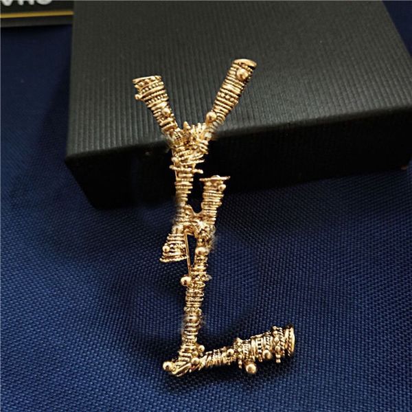 Broche de letras simples, broche de designer de luxo, joias para mulheres, incrustação de cristal, strass, broches de ouro, masculino, marca clássica, lenço, terno, vestido de festa, ornamento