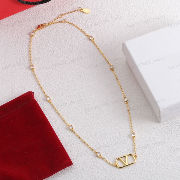 Золотое ожерелье, дизайнерское ожерелье из латуни с кристаллами алфавита, отправьте друзьям друзей или свои лучшие подарки.