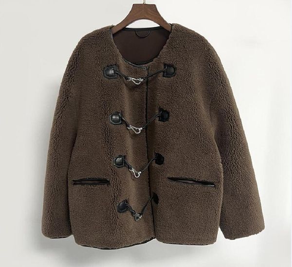 23-Novo casaco de pele com fivela de couro de metal de outono e inverno com perfil tot-e, emenda ecologicamente correta, jaqueta de estilo estrangeiro casual e elegante