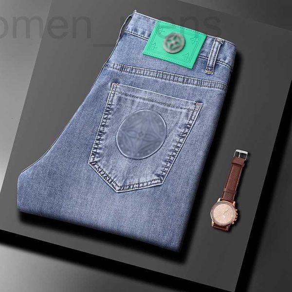 Designer de jeans masculino Transmissão ao vivo de jeans masculinos de marca de moda europeia leve luxo elástico lazer slim fit pés pequenos em relevo primavera e verão QNFG