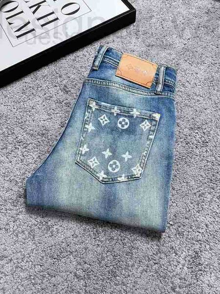 Мужские джинсы Дизайнерский дизайнер 23 Осень Задний карман Модная серия с принтом Эластичные перфорированные мужские брюки Slim Fit Trend 0H8Z 7K2G