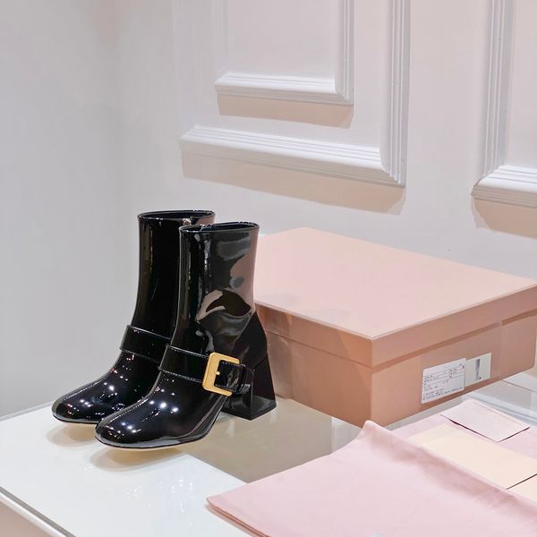 Ботильоны из лакированной кожи с металлической пряжкой с выгравированным логотипом Боковая молния черного цвета Ботинки с круглым носком на массивном блочном каблуке, роскошный дизайнер Повседневная женская обувь заводская обувь