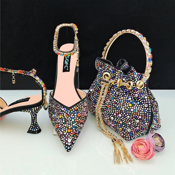 Scarpe eleganti QSGFC 2023 Design italiano di lusso da donna a punta e borsa Set Decorazione piena di diamanti in metallo Clre per la festa 231006