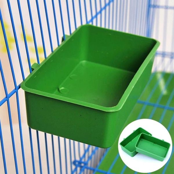 Altre forniture per uccelli Gabbie per mangiatoie Tazze per galline appese Tazza per acqua Ciotole per mangime con ganci per piccione Piatto di plastica multifunzionale