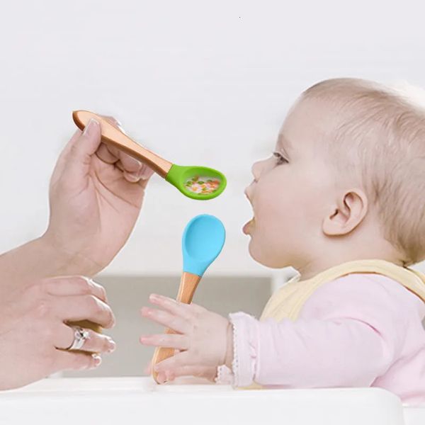 Copos pratos 2 pcs colher de silicone para utensílios de bebês conjuntos de alimentos auxiliares Aprenda a comer treinar garfo macio alimentação infantil de mesa 231007