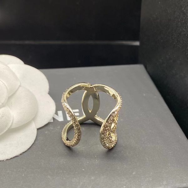 Marca de luxo letras designer banda anéis para mulheres 18k ouro brilhante cristal bling diamante oco charme elegante anel agradável festa casamento jóias