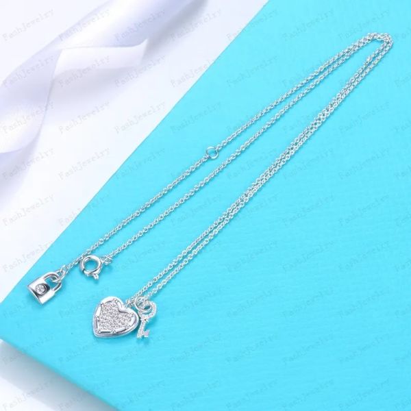 Designer cheio de diamantes amor colar feminino casal de aço inoxidável corrente de ouro quadrado pingente colar de jóias de luxo presente para mulheres meninas