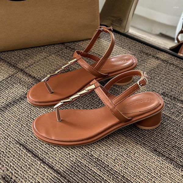 Sandali 2023 signore testa rotonda scarpe estive da donna spiaggia da donna tacco basso clip dita dei piedi fibbia cinturino sandali femminili piatti