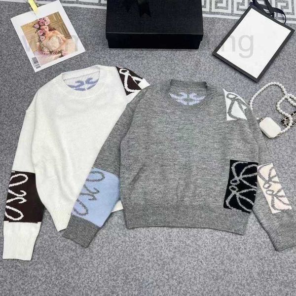Kadınların Sweaters Tasarımcısı Yeni Örgü Kadın Süvarisi Sonbahar Mektubu Jacquard Suclover Üst Yaş Altı Yuvarlak Yuvarlak Boyun Uzun Kollu Örgü Gömlek İnce Kat Giysileri 0U6K